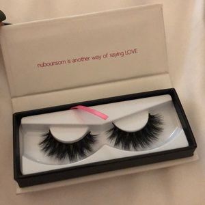 NOBOUNSOM BELLA LASHES brand new!